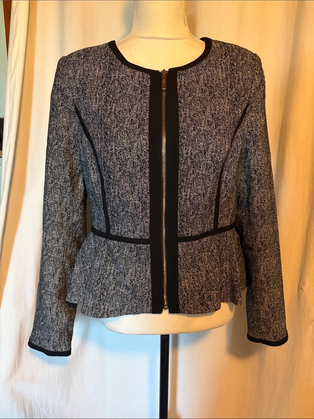 DKNY black and white 14P front zip blazer